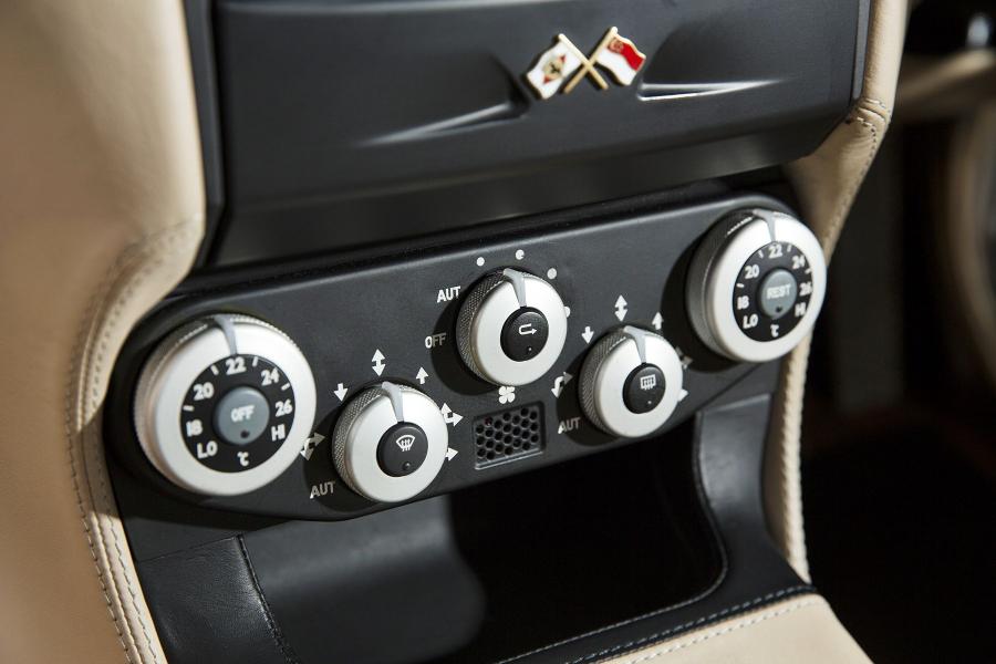 Детали интерьера Ferrari 612 Scaglietti 2004 года  (UK) (фото 12 из 29)